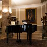 L�interno � invece molto lussuoso, tra marmi e pianoforti a coda. La hall ospita anche due importanti dipinti settecenteschi: �Ercole che libera Prometeo�di Jonas Hoffman...